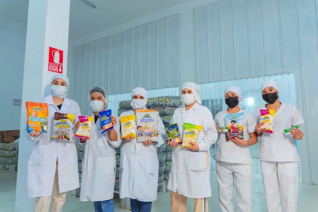 Equipo de producción de El Molinito con los productos de la marca