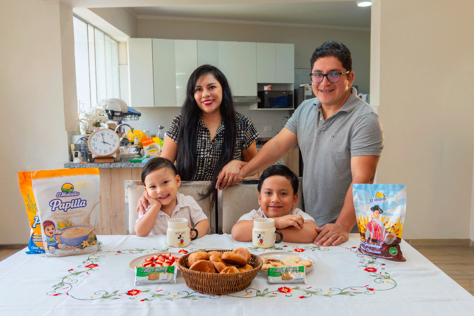 Una familia compartiendo papillas El Molinito en su mesa